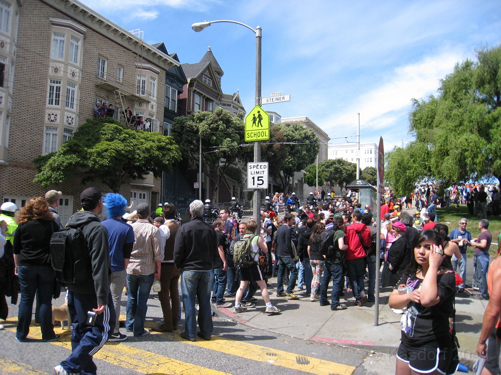 2011 Bay to Breakers Sunday 0885.JPG - I was able to participate in the 2011, 100th anniversary of the San Francisco Bay to Breakers 12K race. A great weekend for sight seeing and racing.